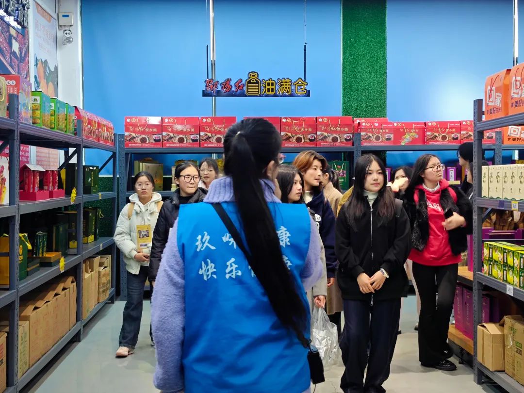 “邵陽(yáng)學(xué)院第十九期青馬工程戶外素質(zhì)拓展課”活動(dòng)在湖南天香生物大健康產(chǎn)業(yè)園圓滿舉行