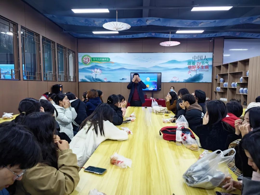 “邵陽(yáng)學(xué)院第十九期青馬工程戶外素質(zhì)拓展課”活動(dòng)在湖南天香生物大健康產(chǎn)業(yè)園圓滿舉行